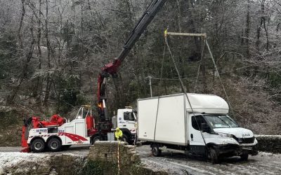 Grutage d’un fourgon chargé de marchandise tombé dans un ravin