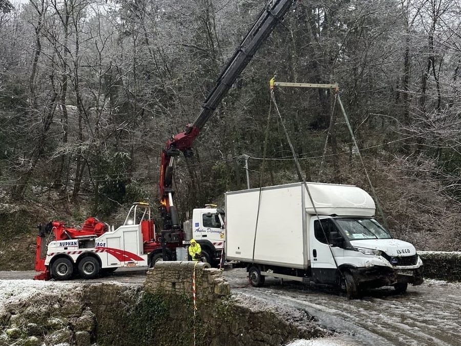 Grutage d’un fourgon chargé de marchandise tombé dans un ravin