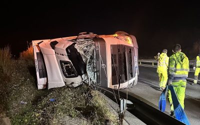 Relevage d’un poids lourd renversé sur autoroute, chargé de viande pendue