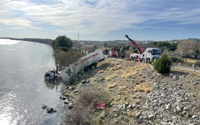 Un ensemble routier tombé dans le Rhône à Aramon